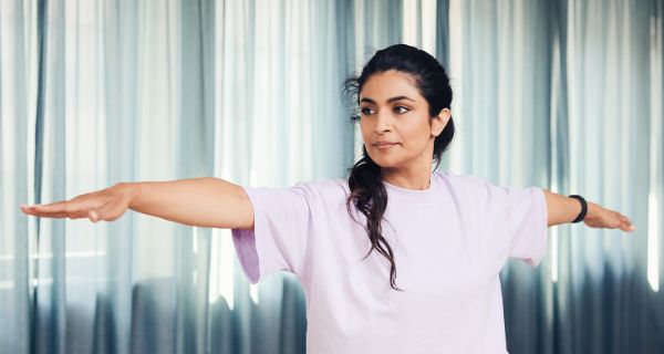 Patientin in der Sporttherapie der Blomenburg Frankfurt Patientin macht Balanceübungen im Sportraum