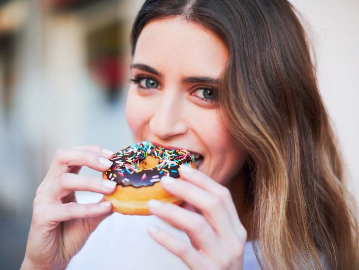 Bild: Frau isst Donut