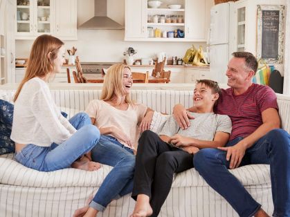 Bild: Familie mit zwei Kindern auf dem Sofa