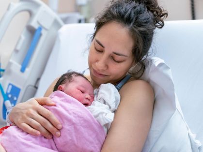 Bild: Frau mit Neugeborenem