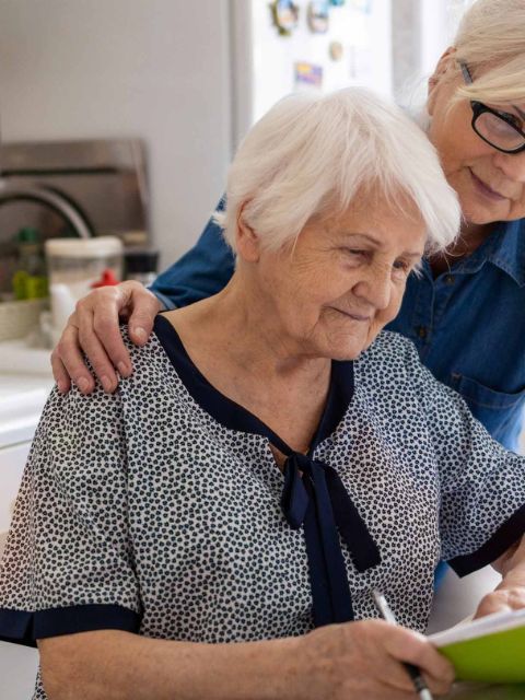 Bild: Pflegende Angehörige hilft älterer Frau