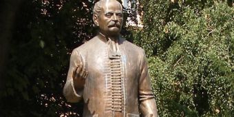 Semmelweis Statue