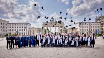Absolventen des Asklepios Campus Hamburg werfen ihre Hüte in die Luft