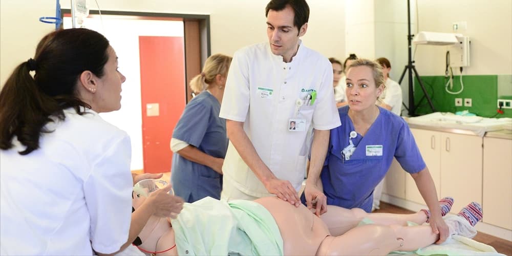 Bild: Team trainiert an Simulationspuppe die ein Baby im Bauch hat