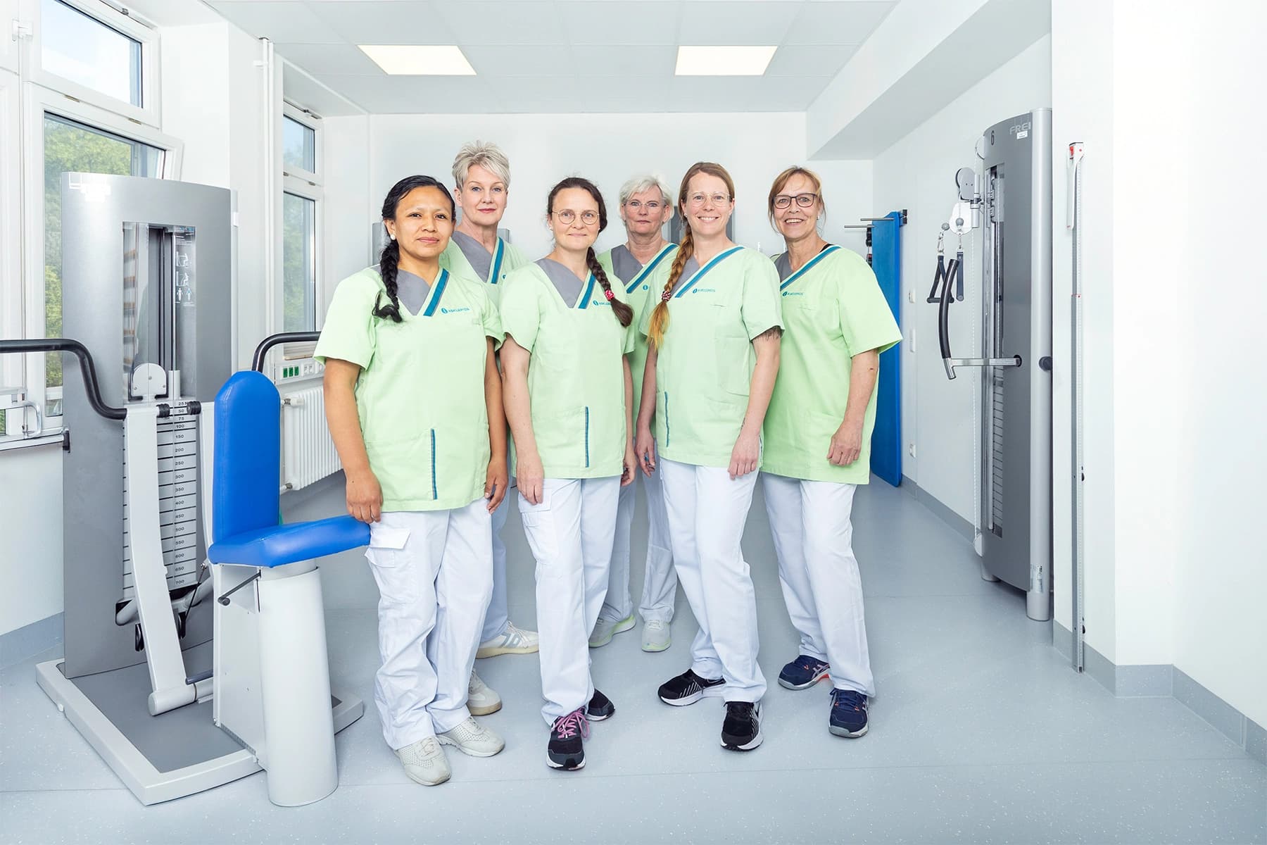 Das Bild zeigt die Physiotherapeutinnen der Klinik