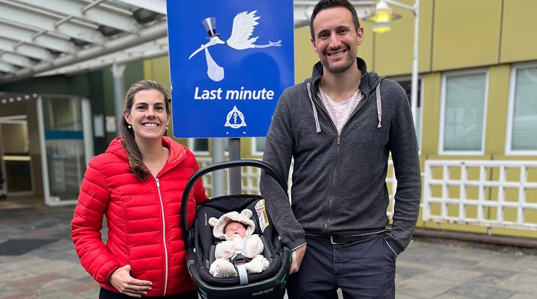 Das Motiv zeigt Familie Rosentreter mit ihrem Baby auf dem Storchenparkplatz.