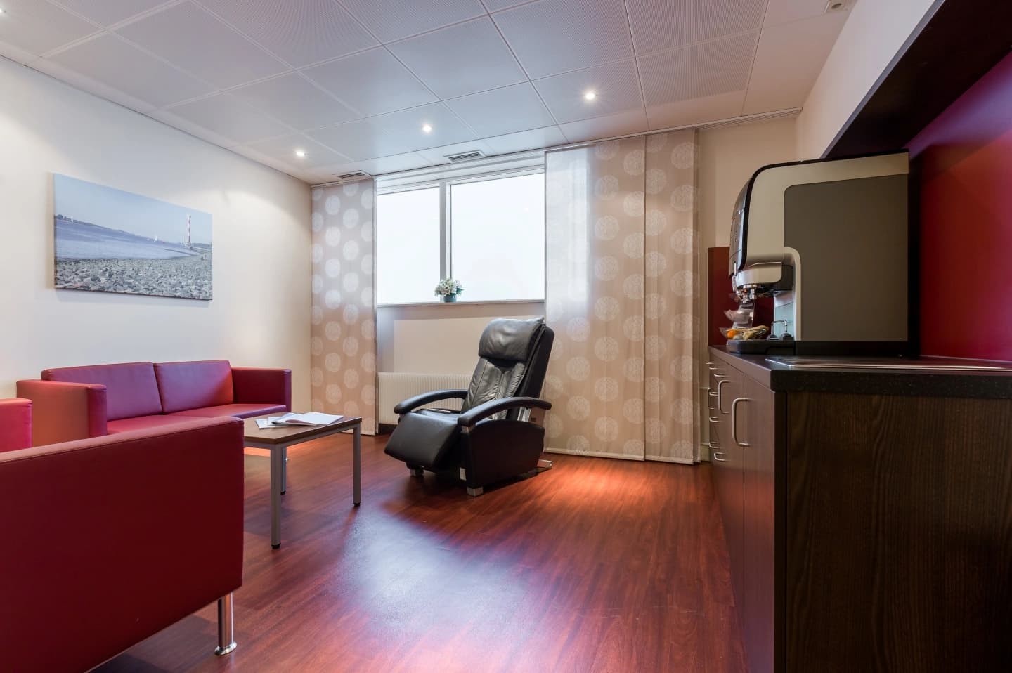 In der Lounge erwarten Sie eine Sofalandschaft und ein Kaffeevollautomat.