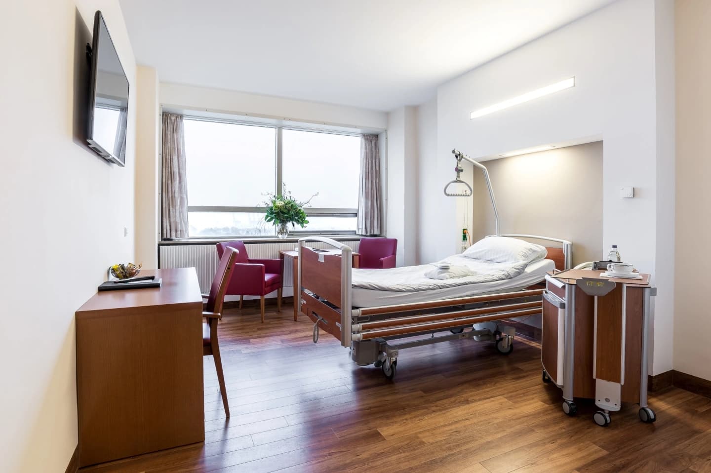 In unseren Privita Zimmern finden Sie ein Bett, eine Sitzecke und einen Schreibtisch für einen komfortablen Klinikaufenthalt.