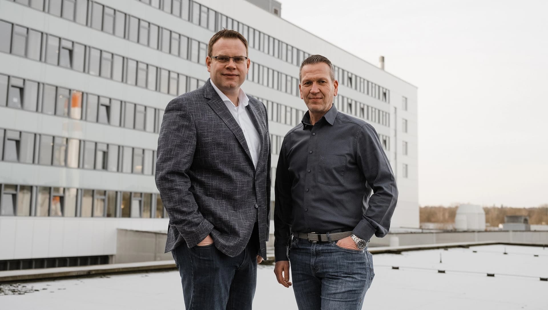Bild: Geschäftsführender Direktor Philipp Noack und Leiter Betriebstechnik Marc Christiansen vor der sanierten Außenfassade des Bettenhauses