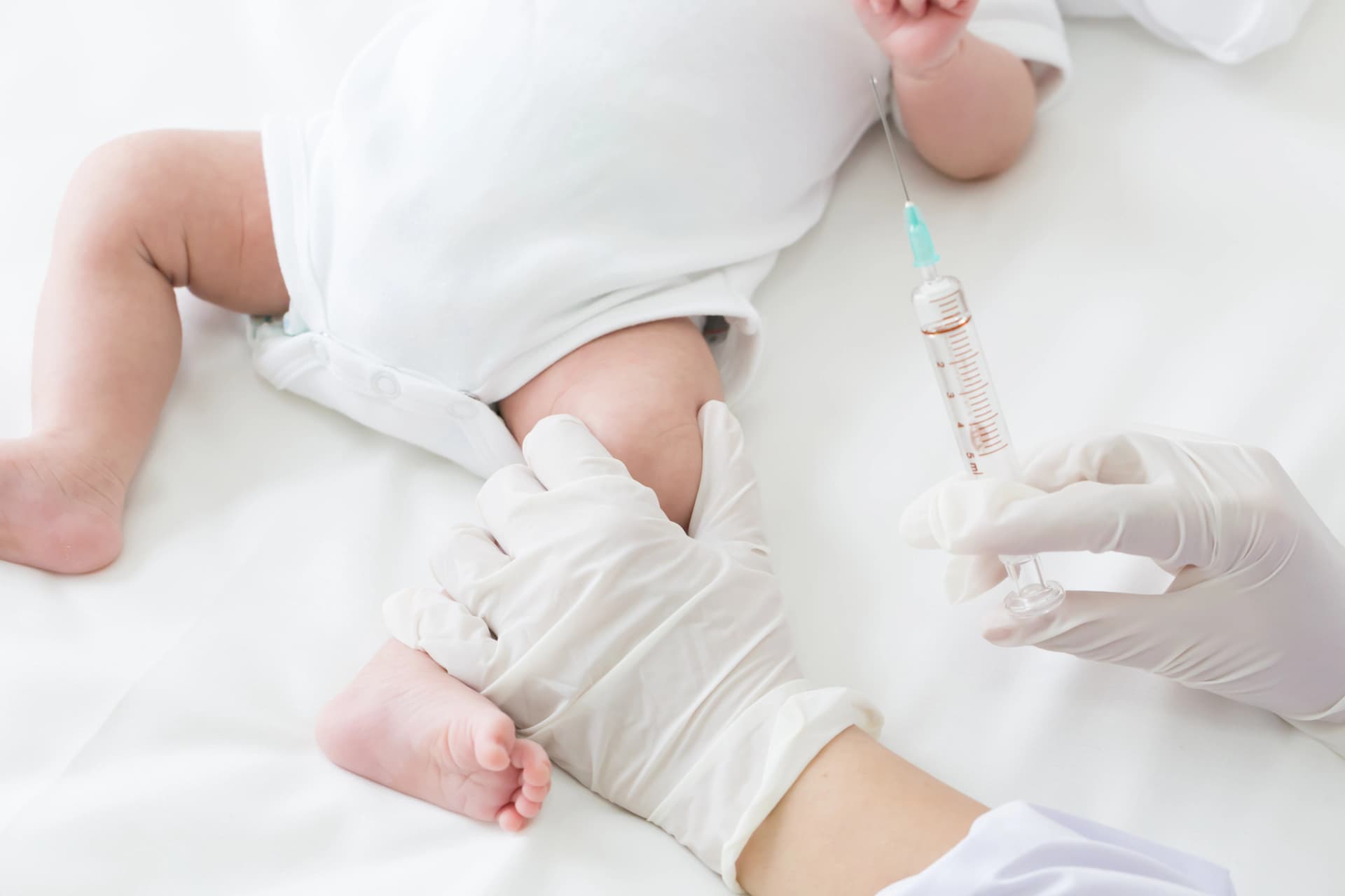 Das Motiv zeigt eine Impfung an einem Baby.