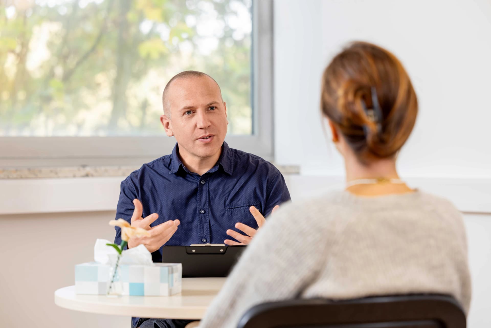 Das Motiv zeigt ein Therapiegespräch