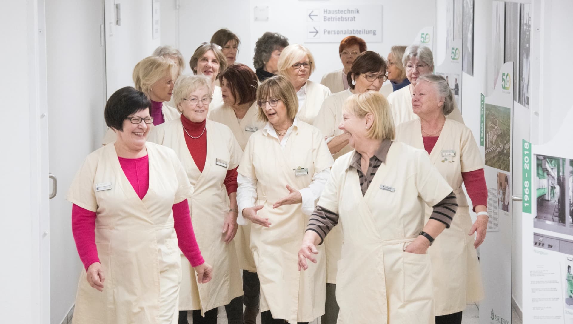Das Bild zeigt eine Gruppe der Beigen Damen in angeregter Unterhaltung