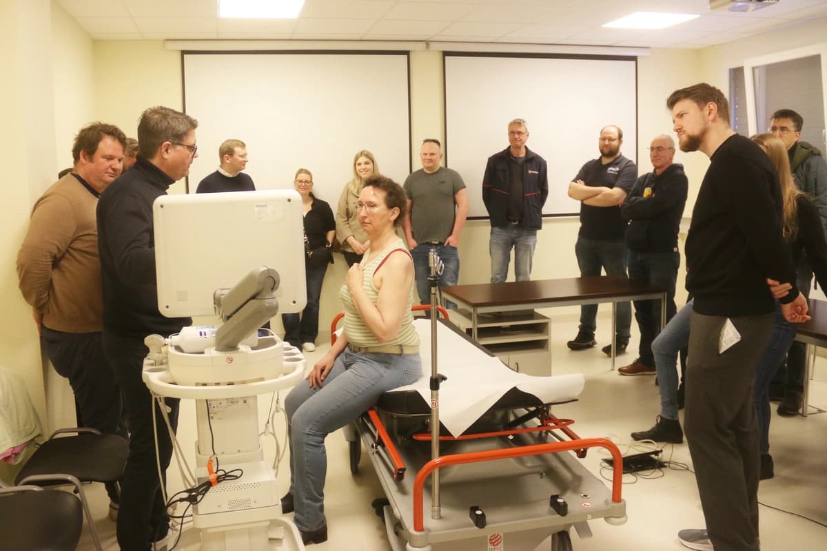 Das Motiv zeigt eine Ultraschalldemonstration