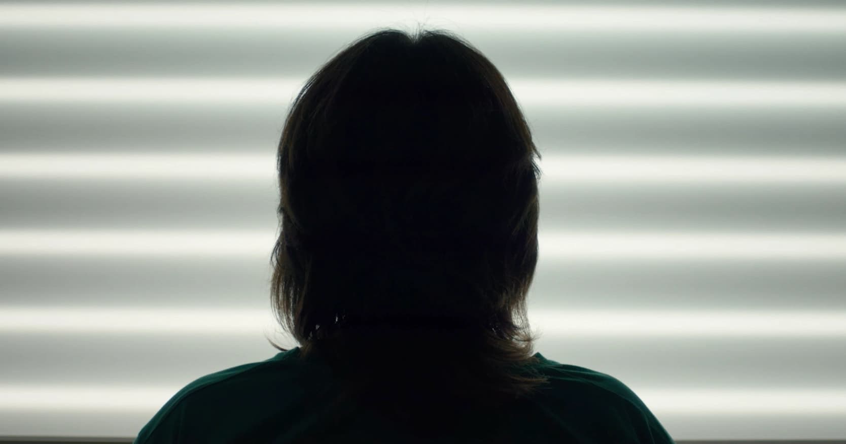 Das Bild zeigt eine Patient:in von Hinten bei der Lichttherapie