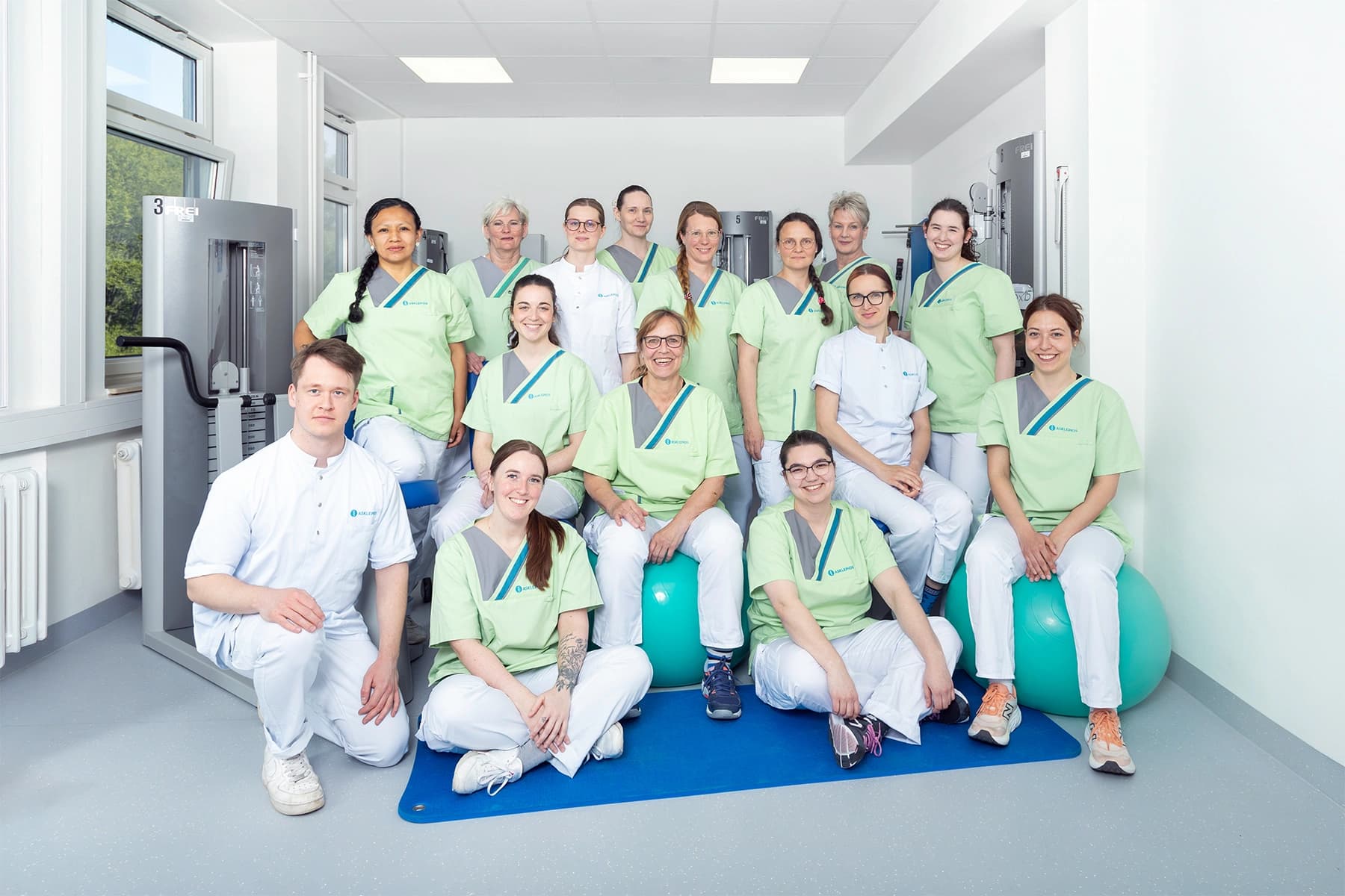 Das Bild zeigt das gesamte Team der Therapie im Fitnessraum