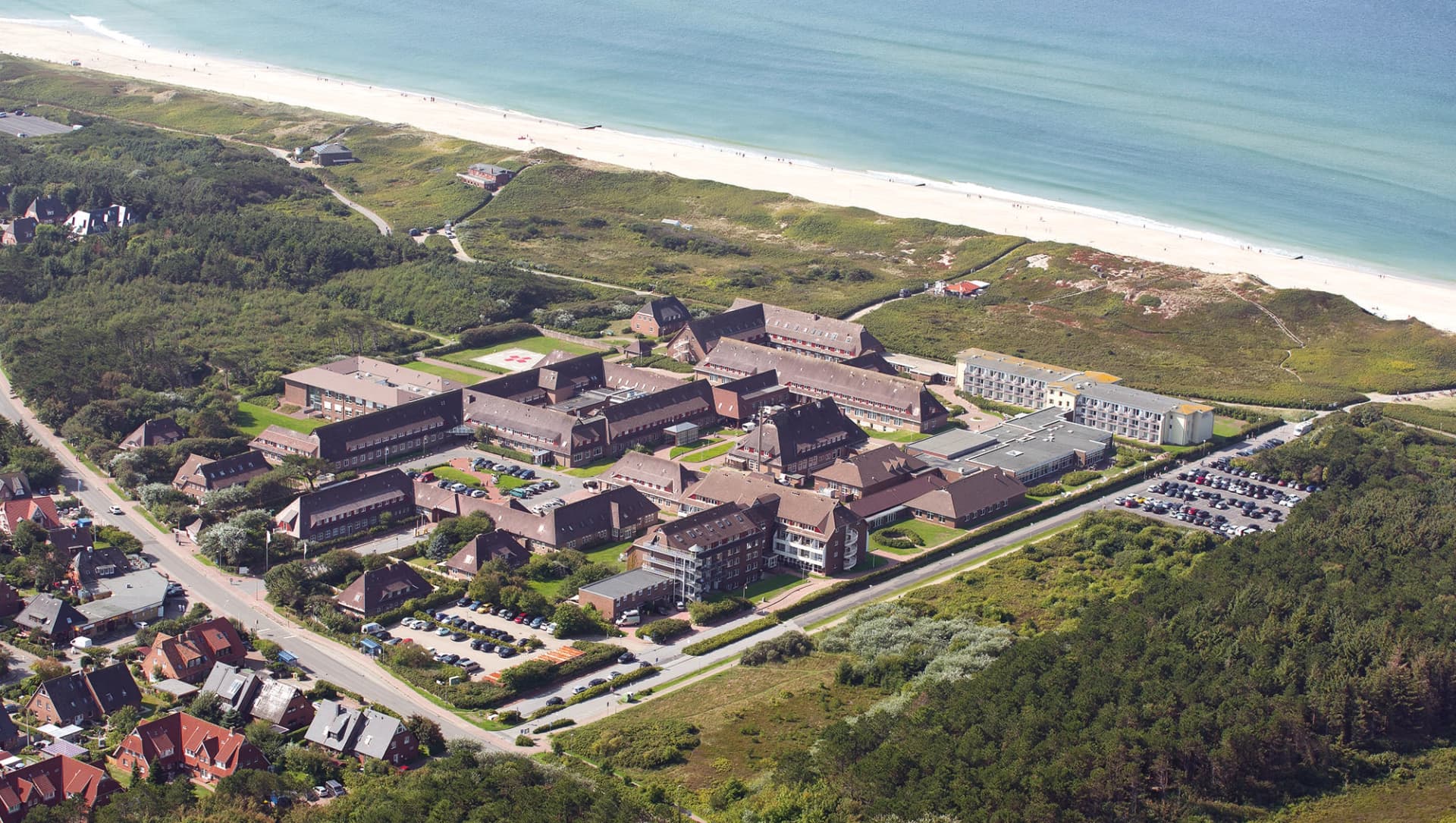 Blick von oben auf das Gelände der Asklepios Nordseeklinik