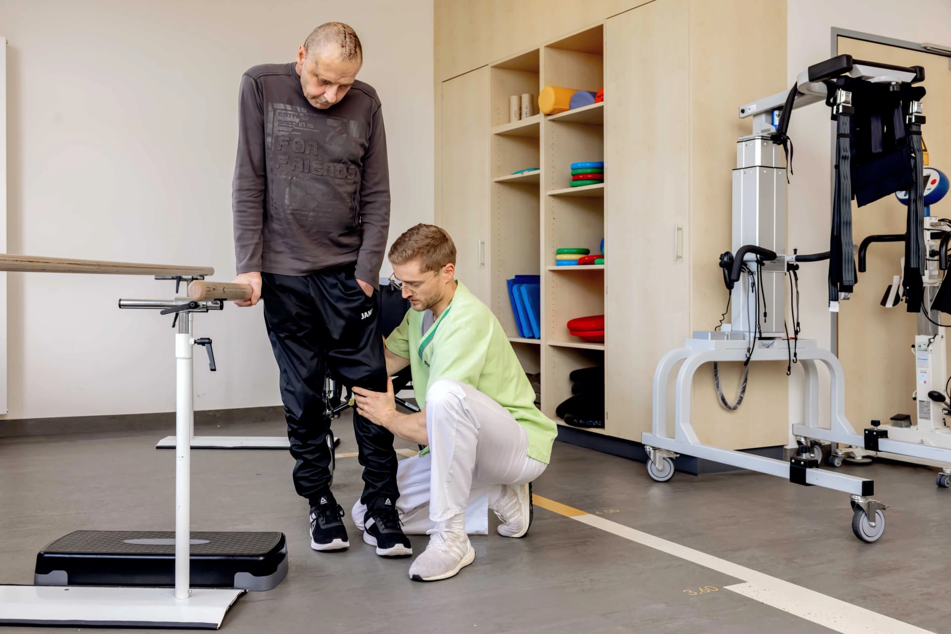 Das Motiv zeigt eine Physiotherapie bei einem neurologischen Patient