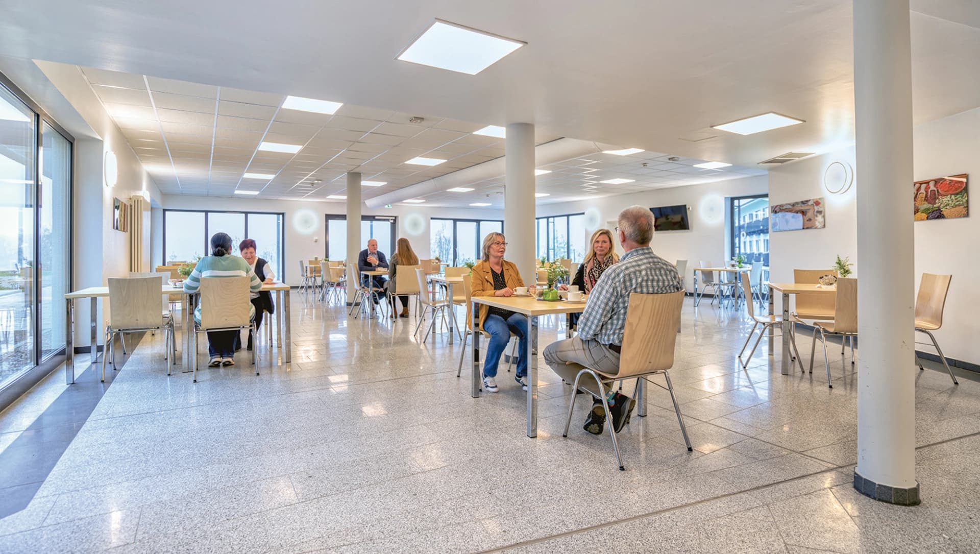 Sitzbereich im Speisesaal der Neurologie