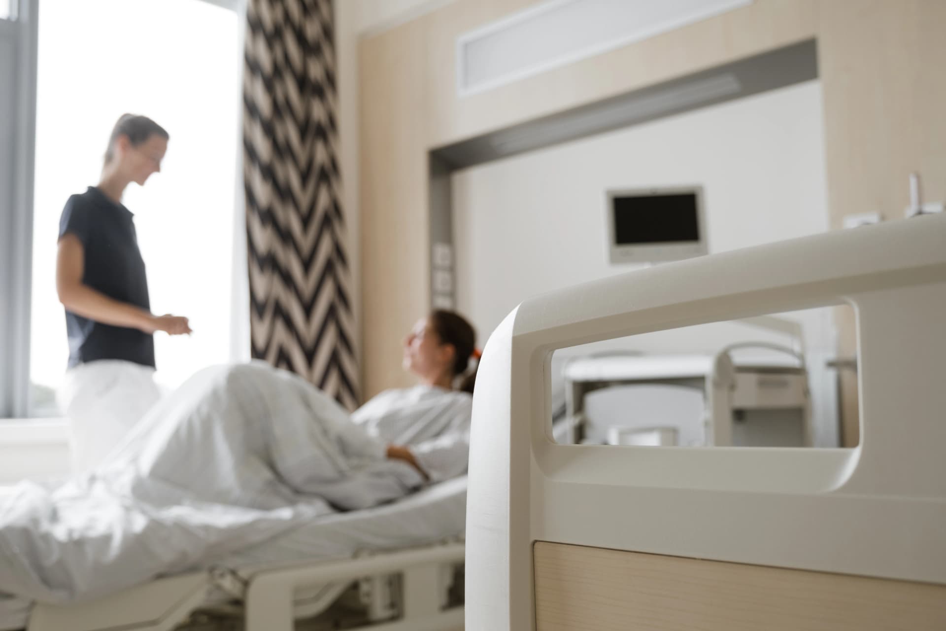 Bild: Patientenzimmer Gespräch mit Ärztin