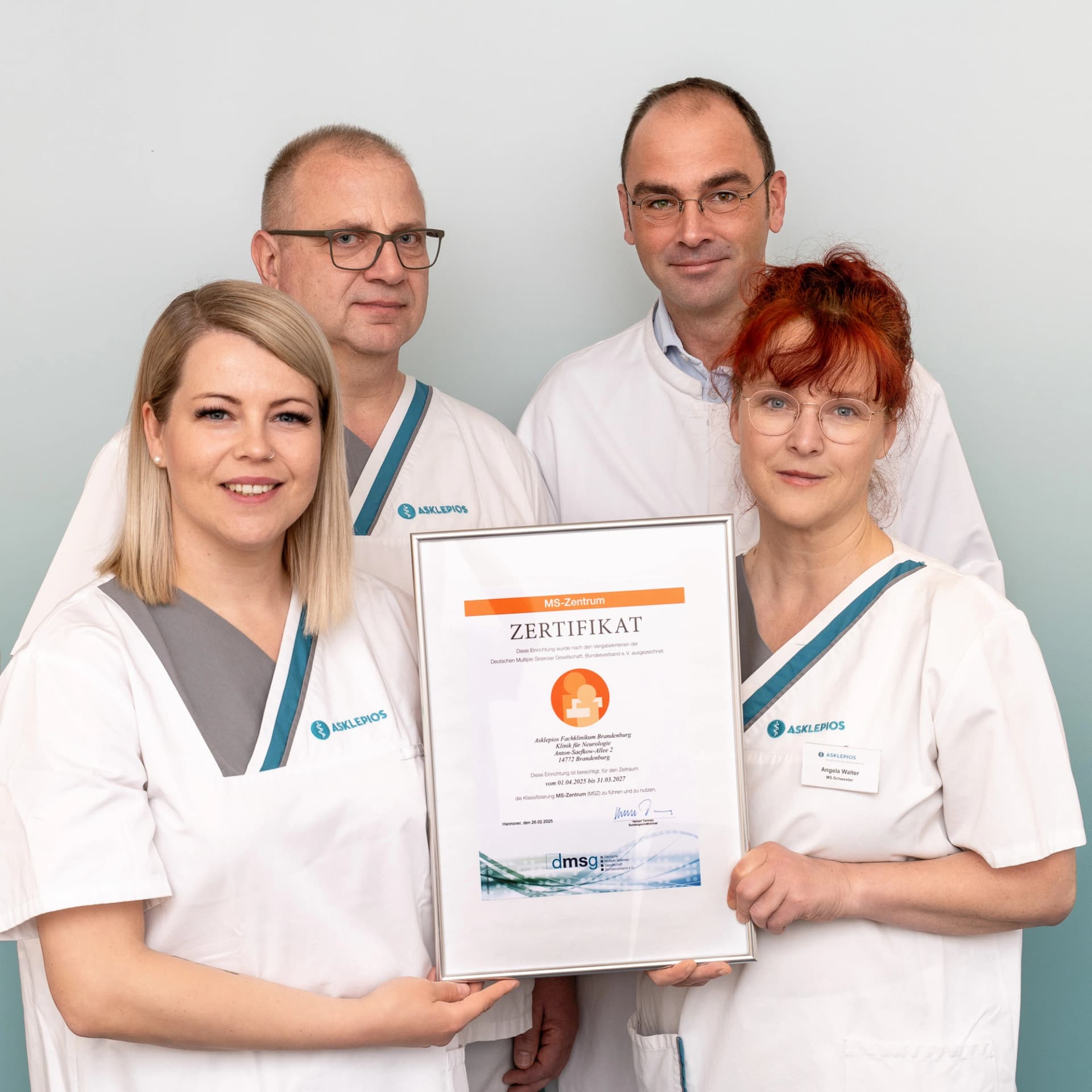 Auf dem Bild steht das Multiple Sklerose Ambulanz Team mit einer MS-Auszeichnung in der Hand