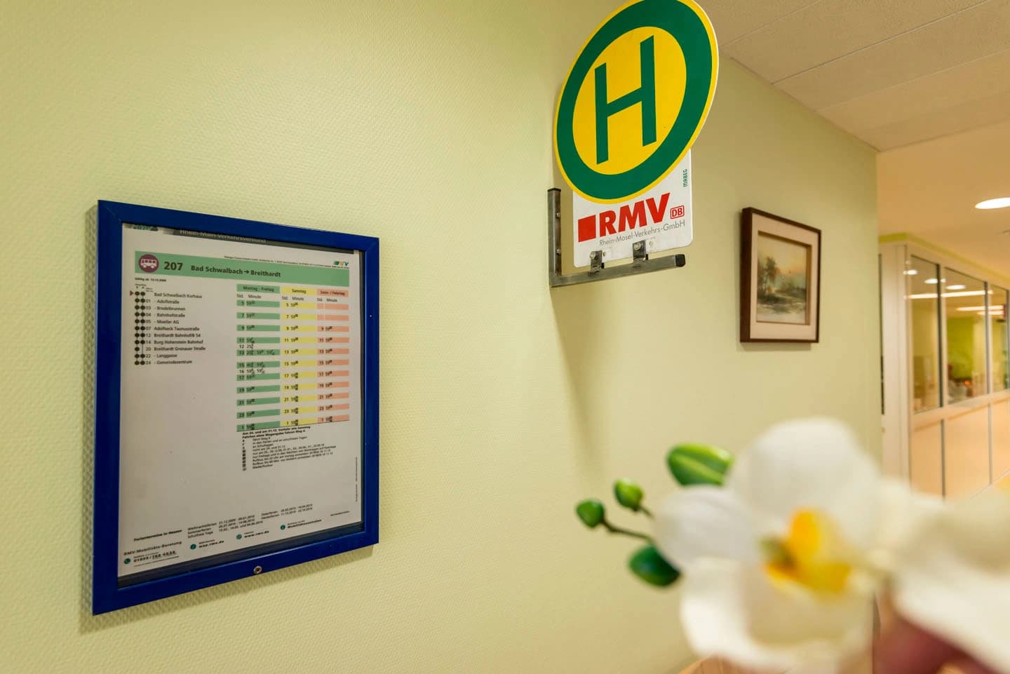 Das Bild zeigt eine Bushaltestelle in der Klinik.