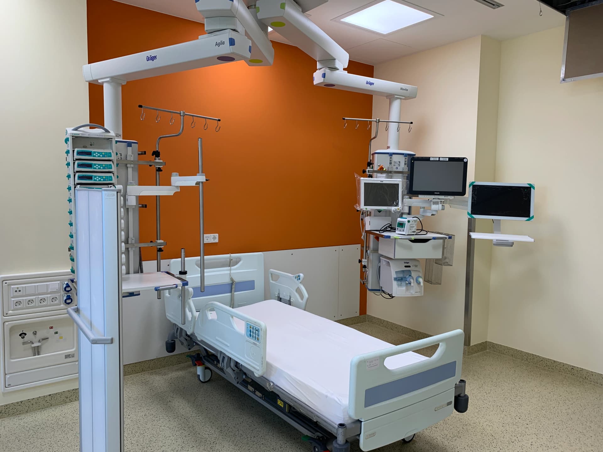 Technisch modern ausgestattet Patientenzimmer auf der Intensivstation