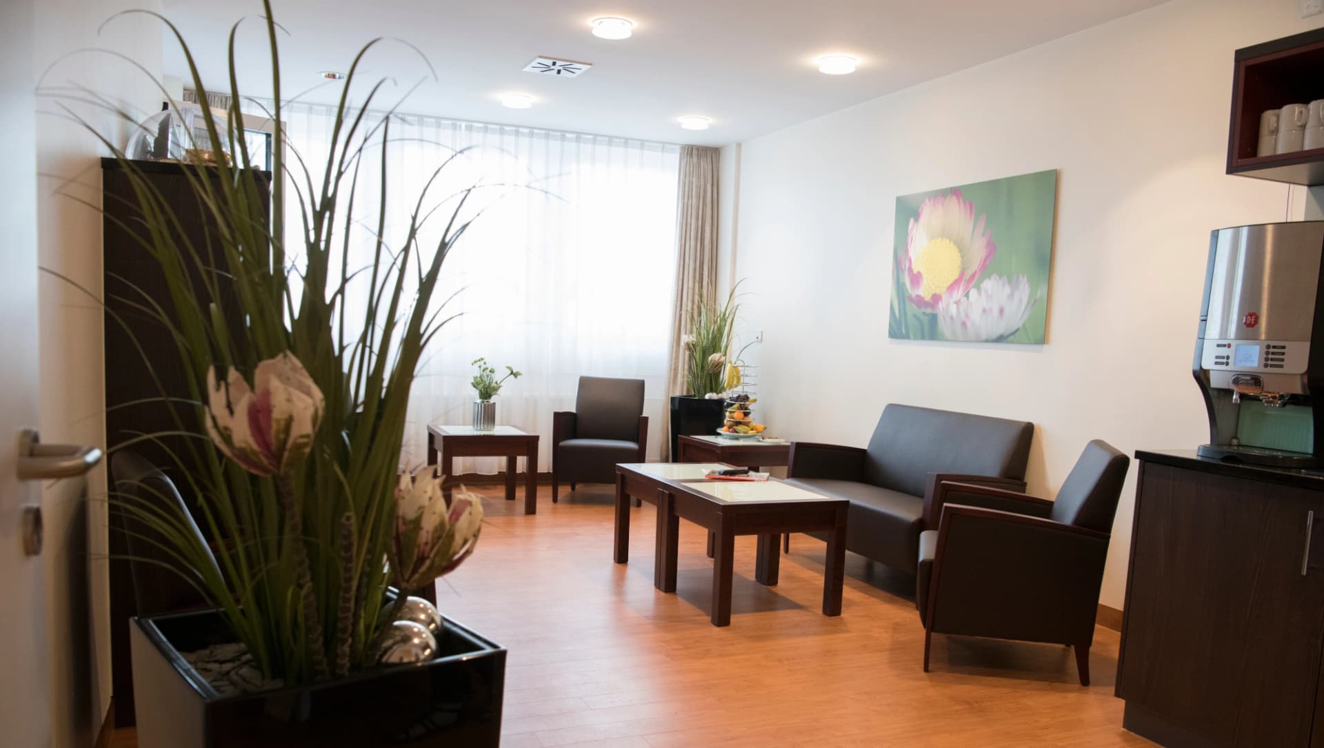 Ds Bild zeigt die Patienten-Lounge der Privatstation mit komfortabler Sitzecke und Kaffeemaschine