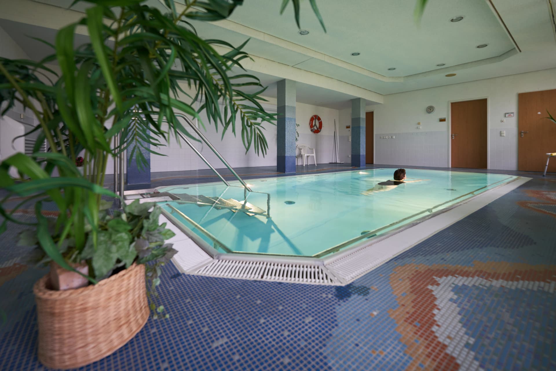 Das Bild zeigt das Schwimmbad der Klinik