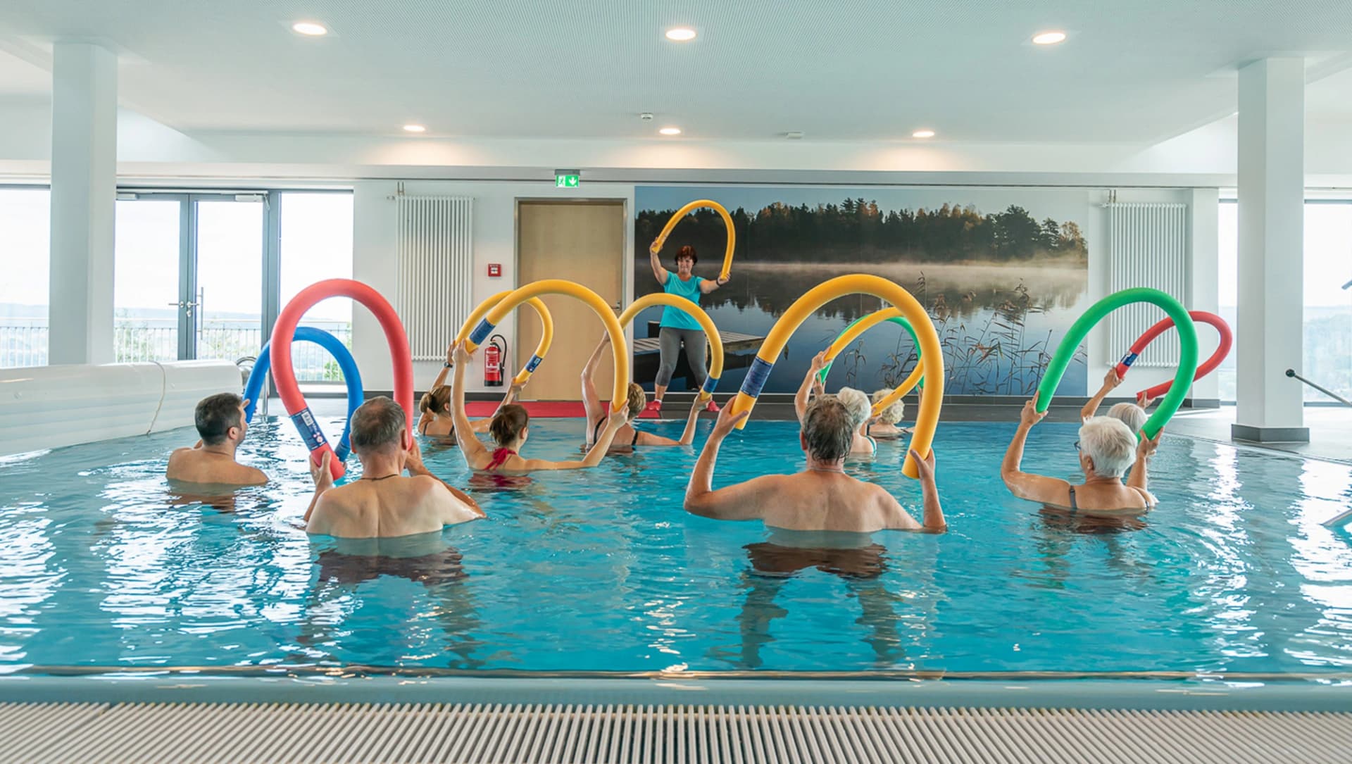 Patienten machen Wassergymnastik im Bewegungsbad