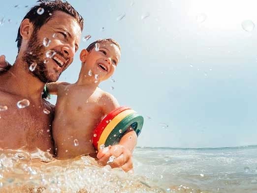 Bild: Vater mit Kind im Wasser