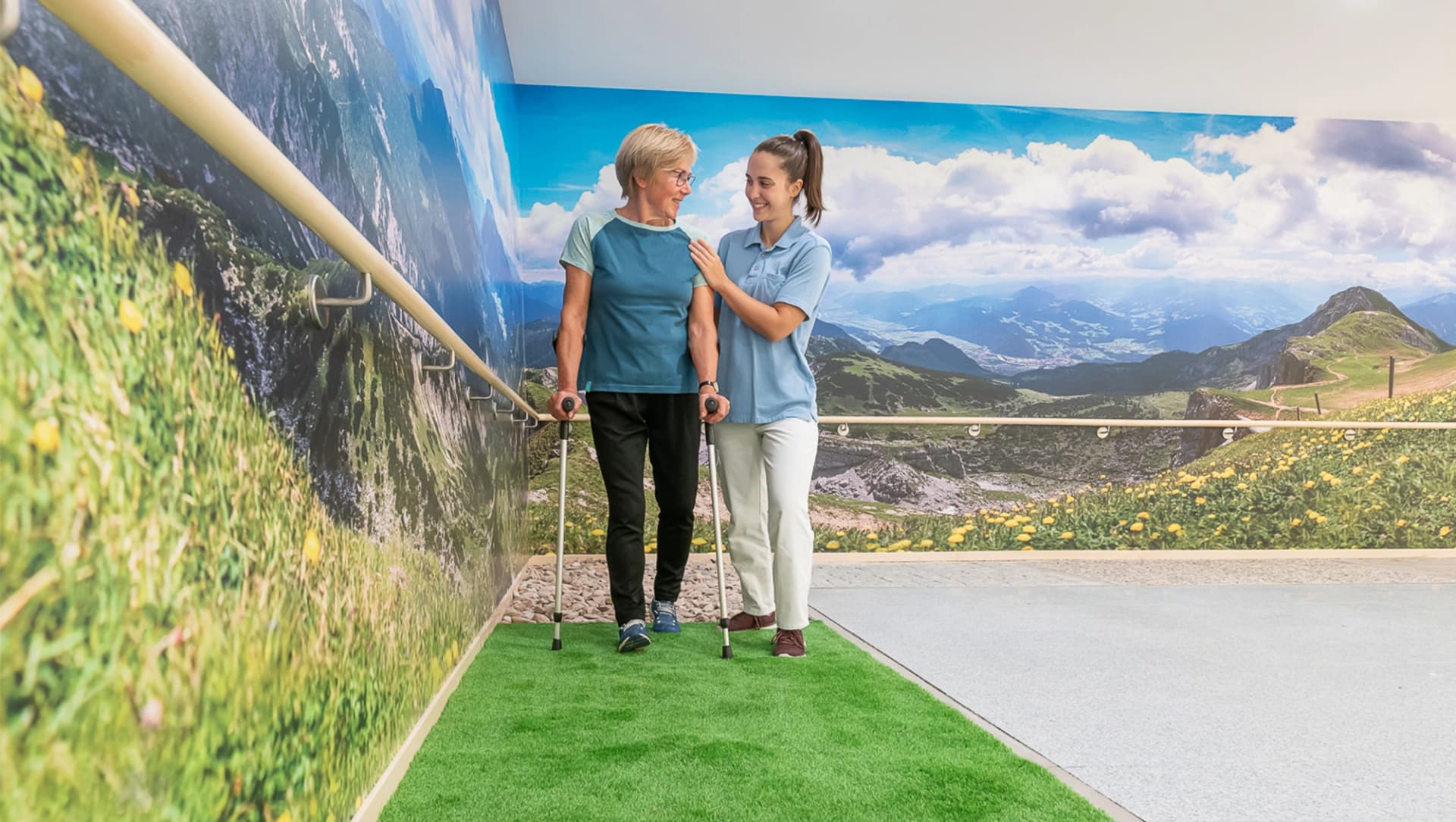 Patientin und Mitarbeiterin sind auf dem Gehparcours mit diversen Untergründen