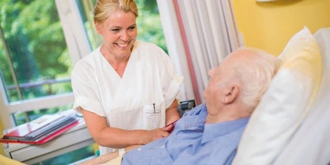Bild: Pflegefachkraft und Patient