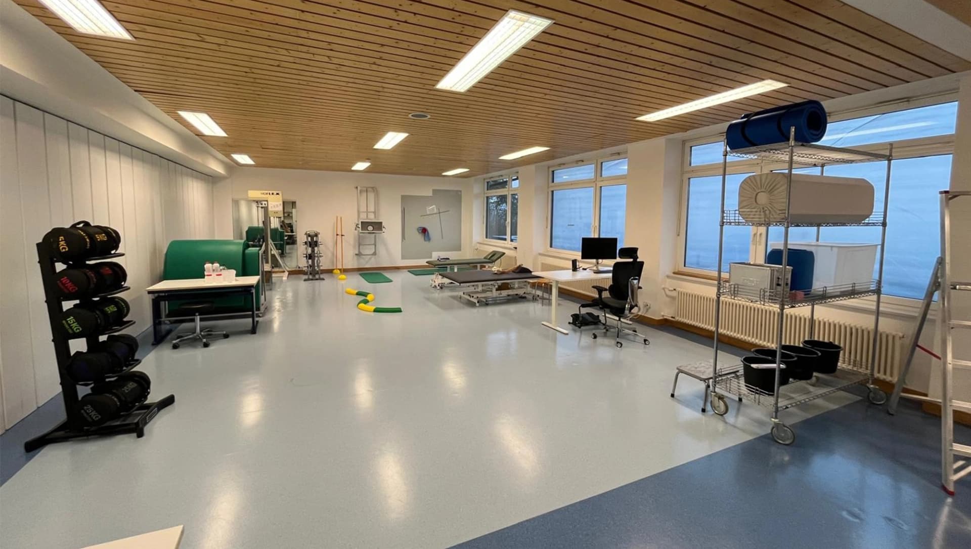 Ein Raum für die medizinisch beruflich orientierte Rehabilitation mit verschiedenen Arbeitsplätzen