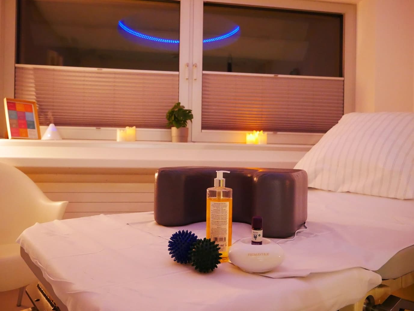 Das Motiv zeigt ein Aroma-Massageöl der Sorte Orange und einen gelben Stressball.