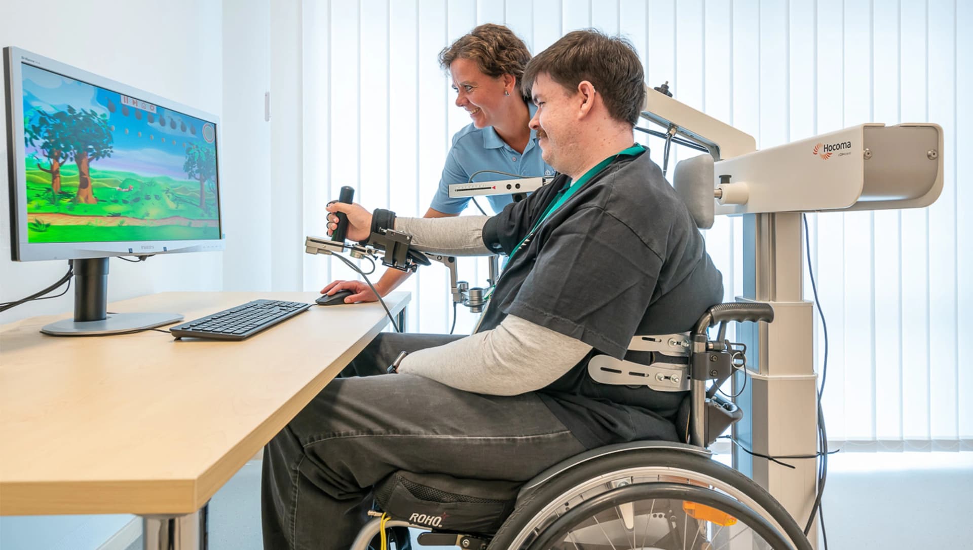 Ein Patient macht Übungen im Armlabor