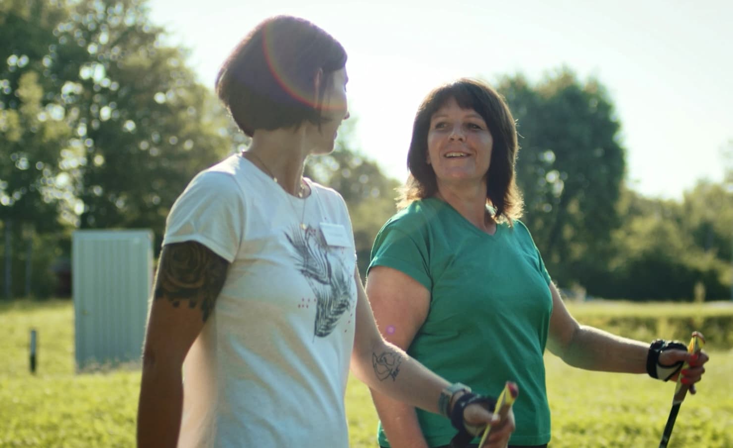 Patient:in und Therapeut:in beim Nordic Walking