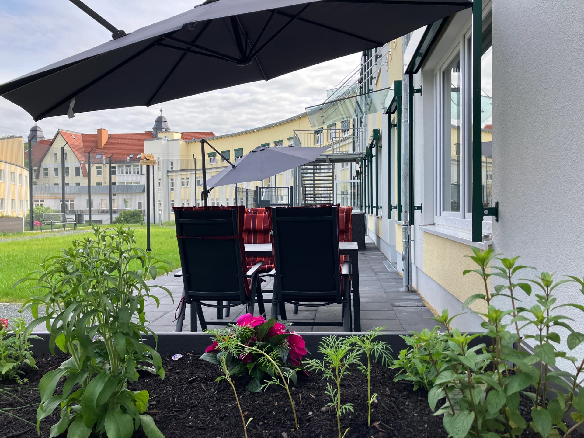 Das Bild zeigt eine Terrasse auf der Station G1