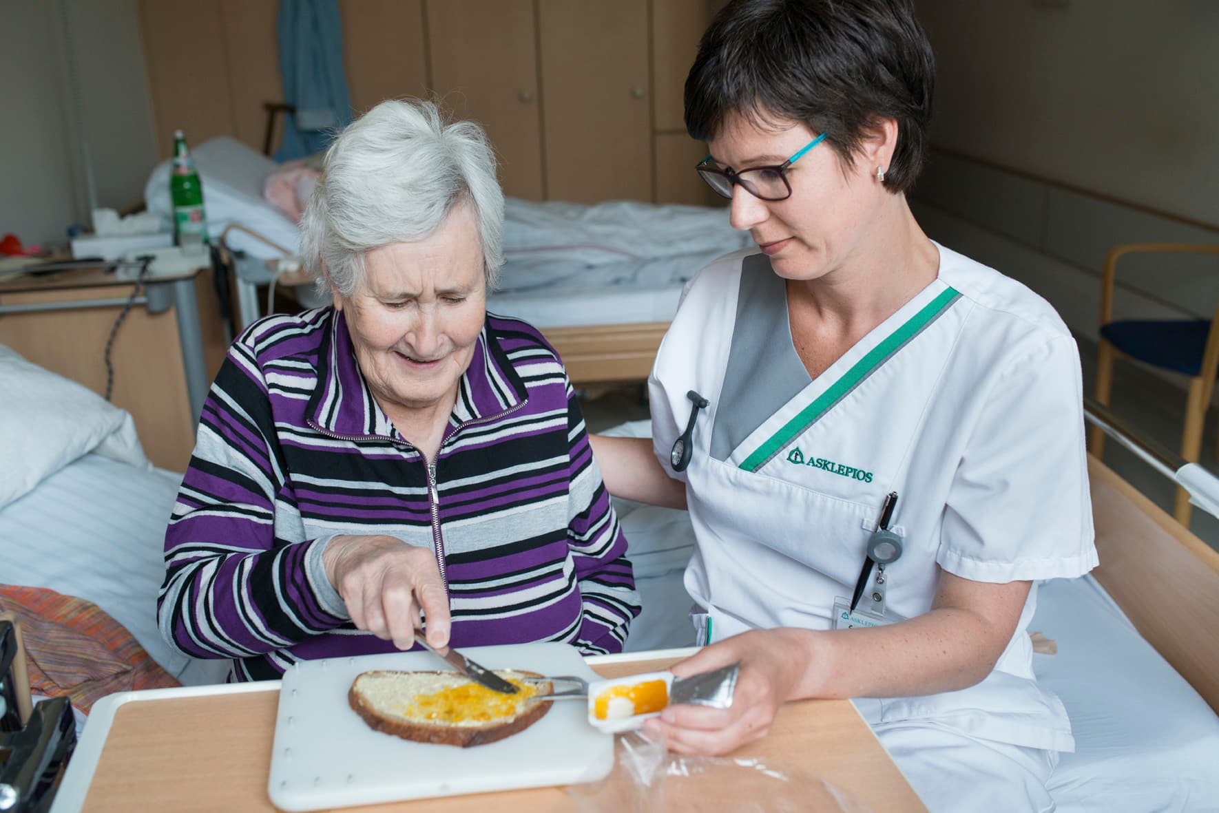 Das Motiv zeigt eine Patientin beim Frühstück