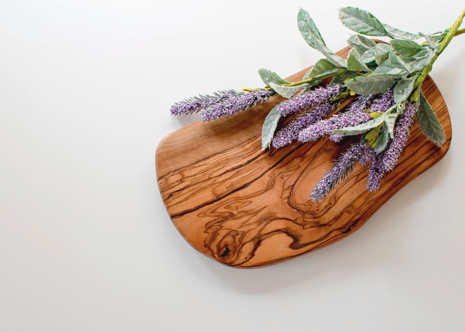 Das Motiv zeigt ein Brett mit Lavendel