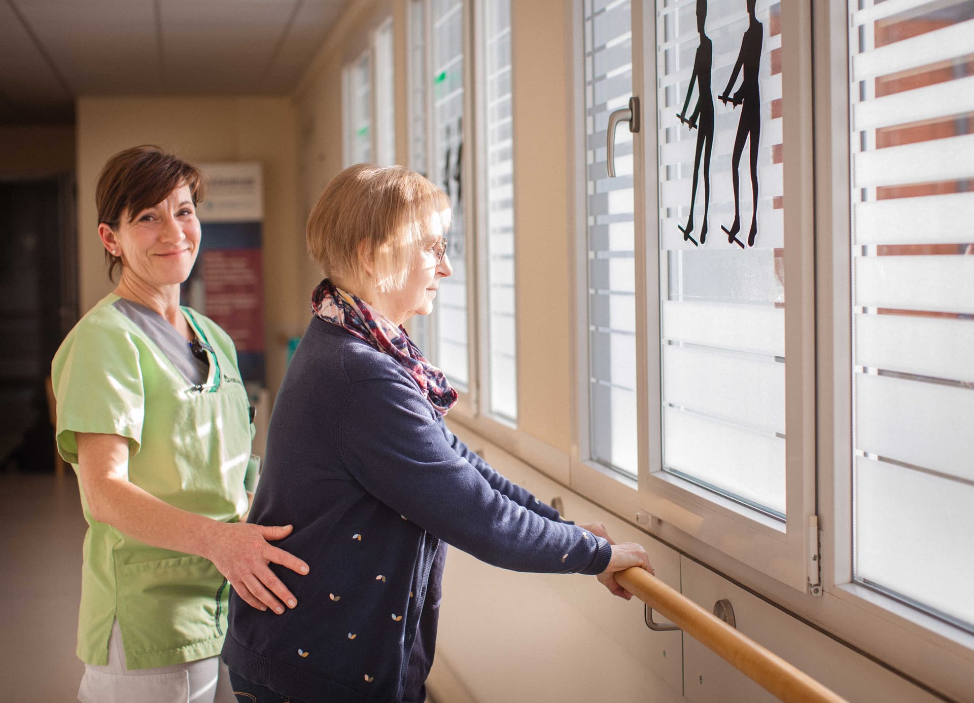 Das Motiv zeigt eine Therapeutin und Patientin am Aktivpfad