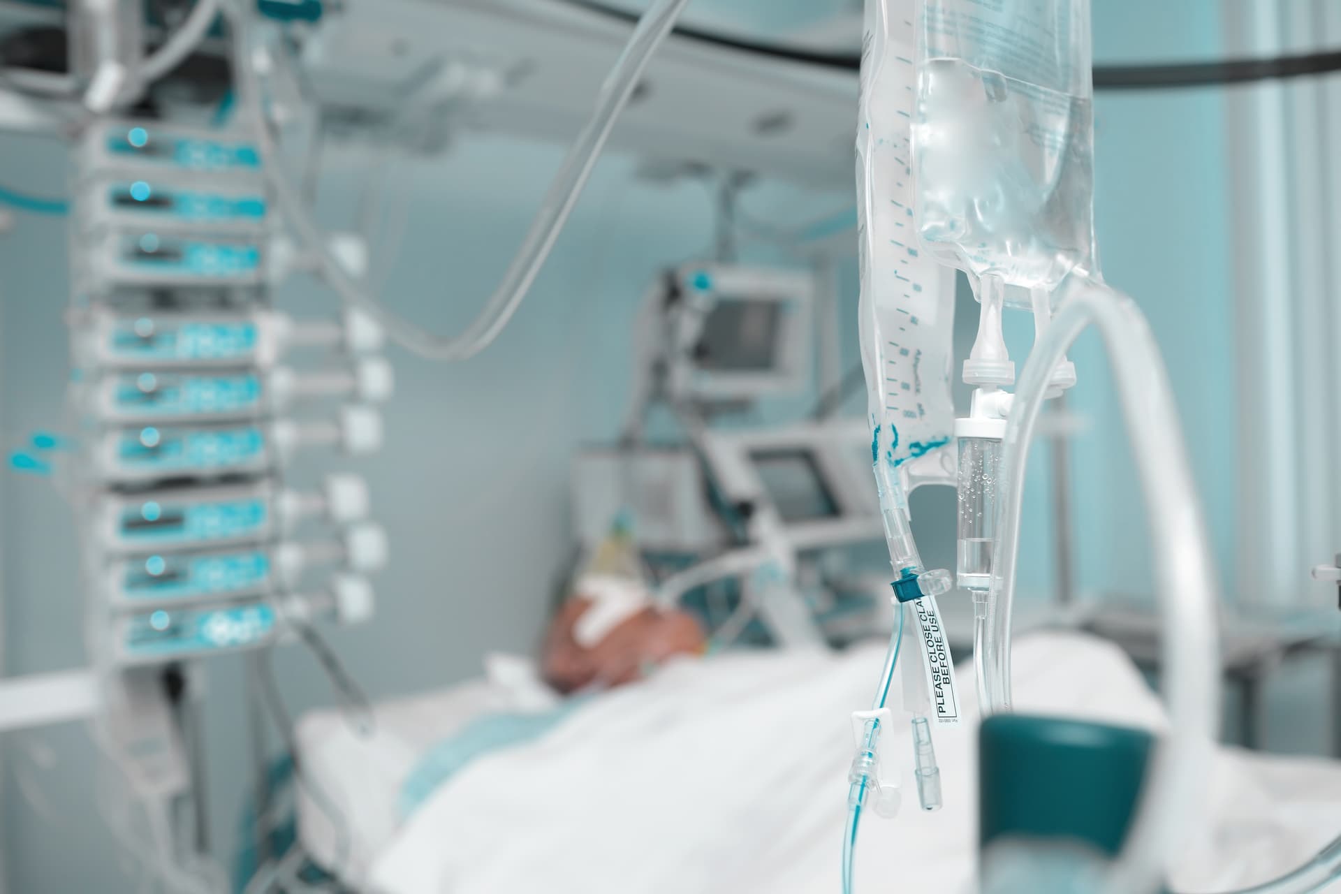 Das Motiv zeigt einen Patienten auf der Intensivstation