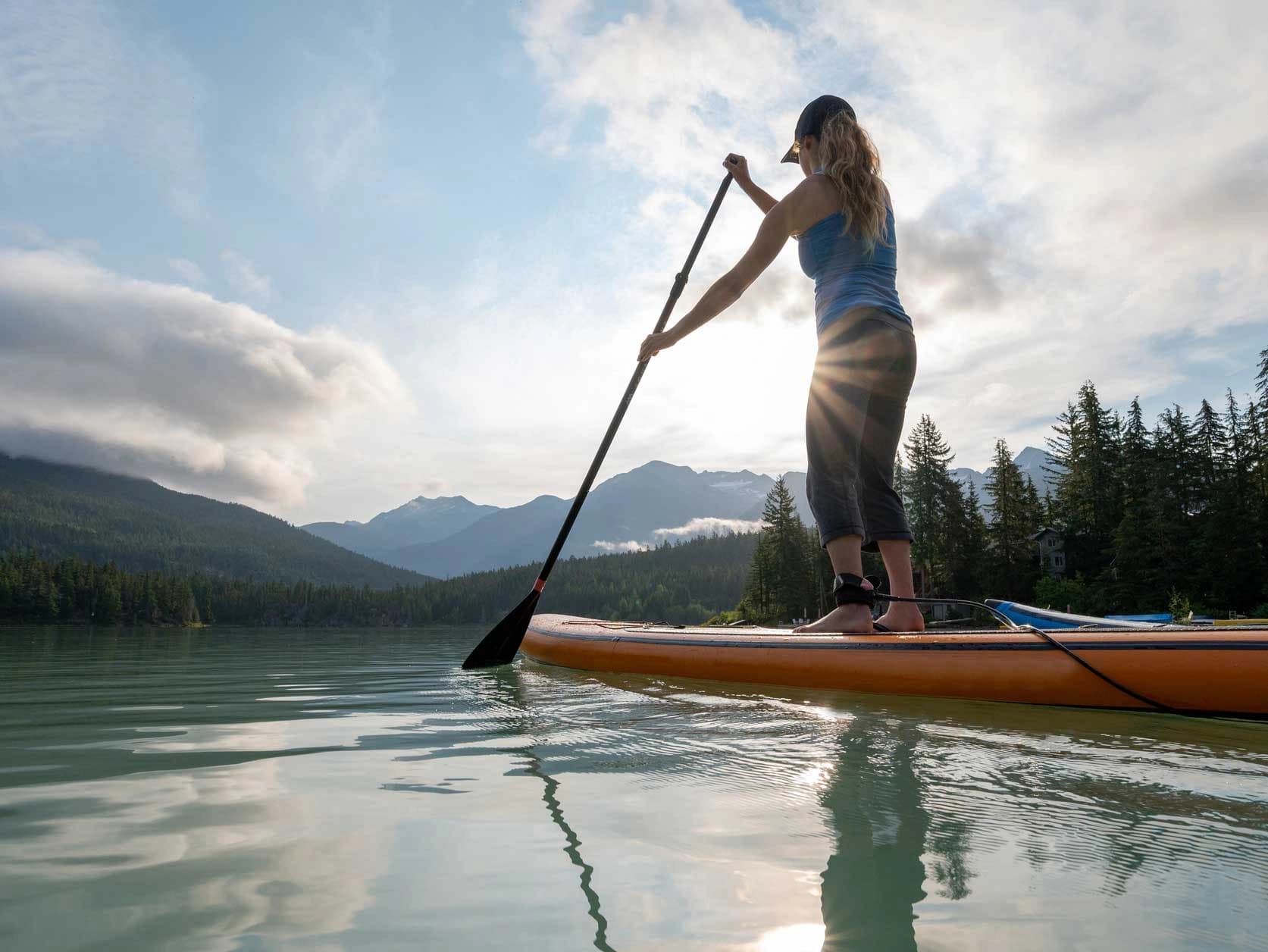 Bild: Junge Frau beim Stand-Up-Paddling