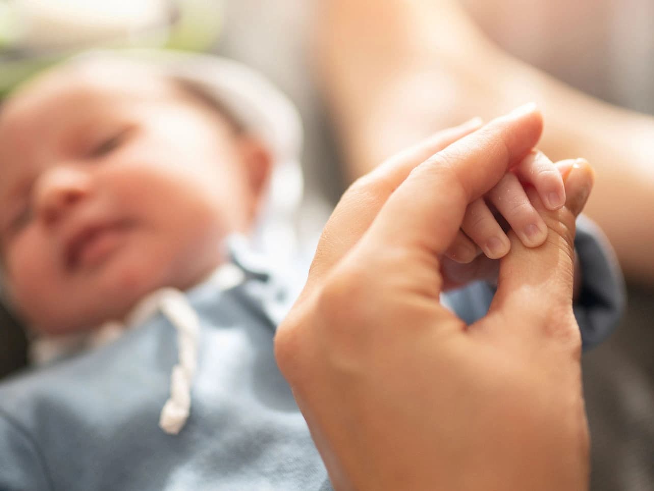 Bild: Mutter nimmt Babyhand