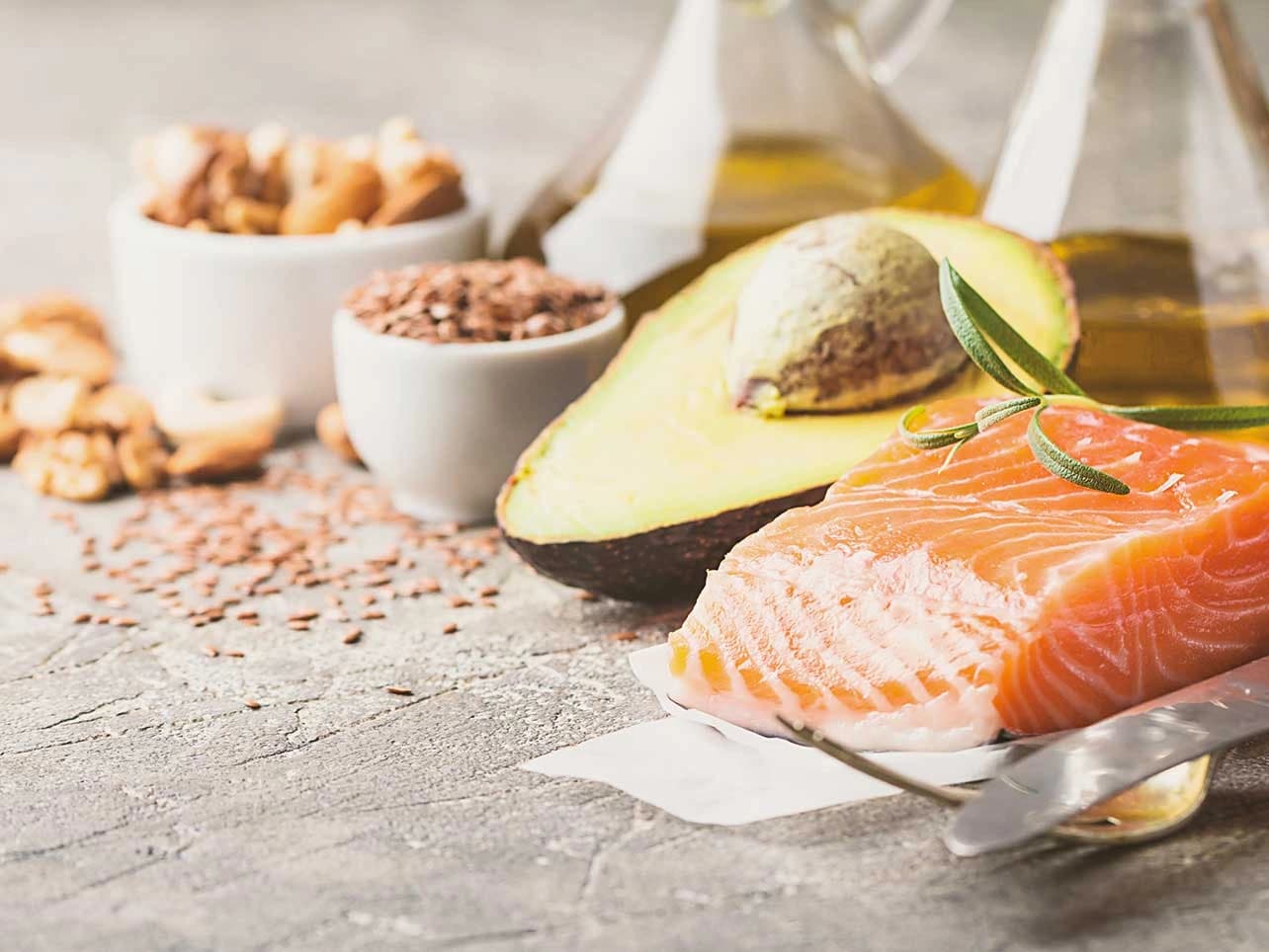 Bild: Fisch, Avocado, Nüsse, Öl