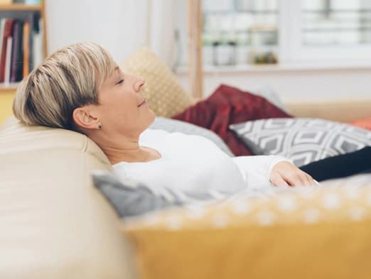 Bild: Frau auf der Couch