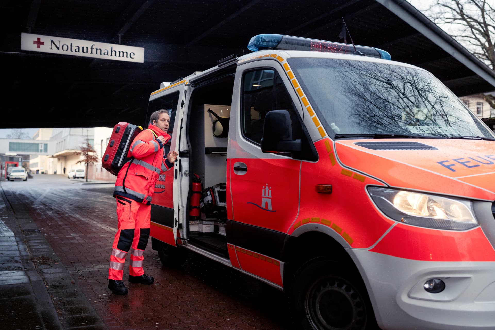 Foto: Sanitäter steigt in Rettungswagen ein
