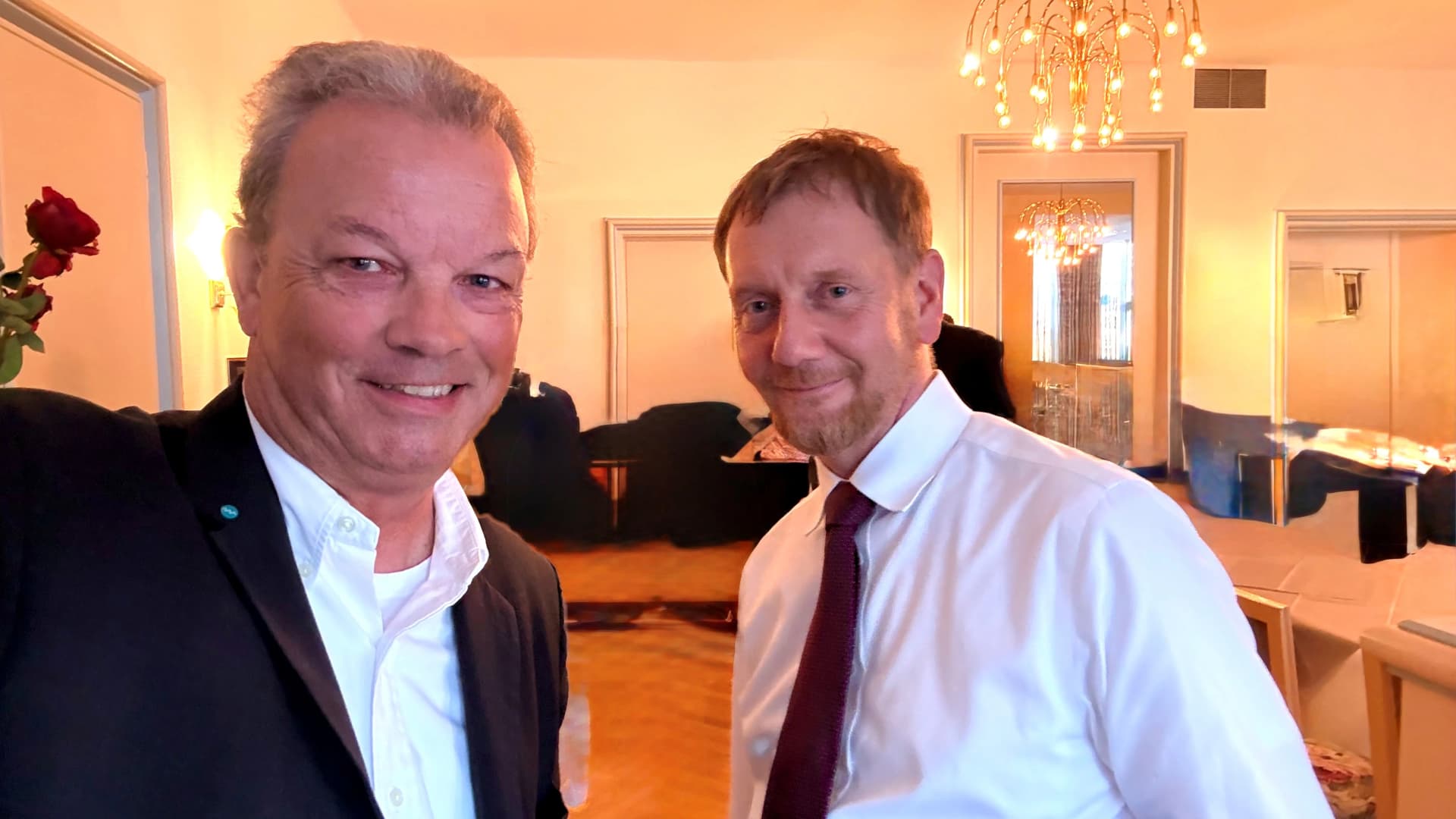 Das Bild zeigt den Ministerpräsidenten von Sachsen, Michael Kretschmer, im Gespräch mit Ralf Nehmzow, Sprecher Asklepios-Region Harz, 2. von links