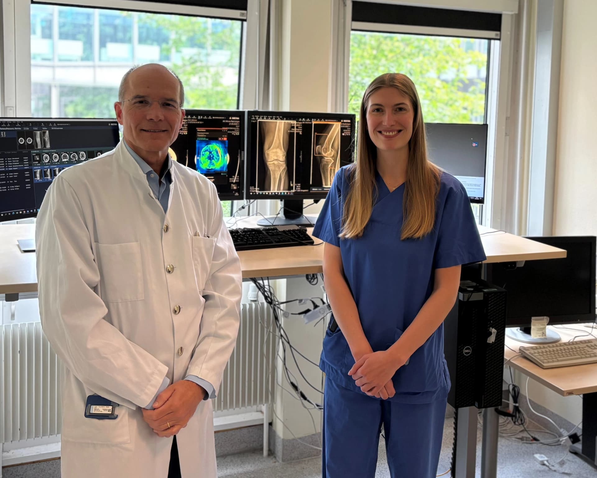 Bild: Prof. Dr. Roman Fischbach (Chefarzt der Radiologie in der Asklepios Klinik Altona) und Assistenzärztin Dr. Theres Bastgen nutzen die KI-Plattform von Aidoc.