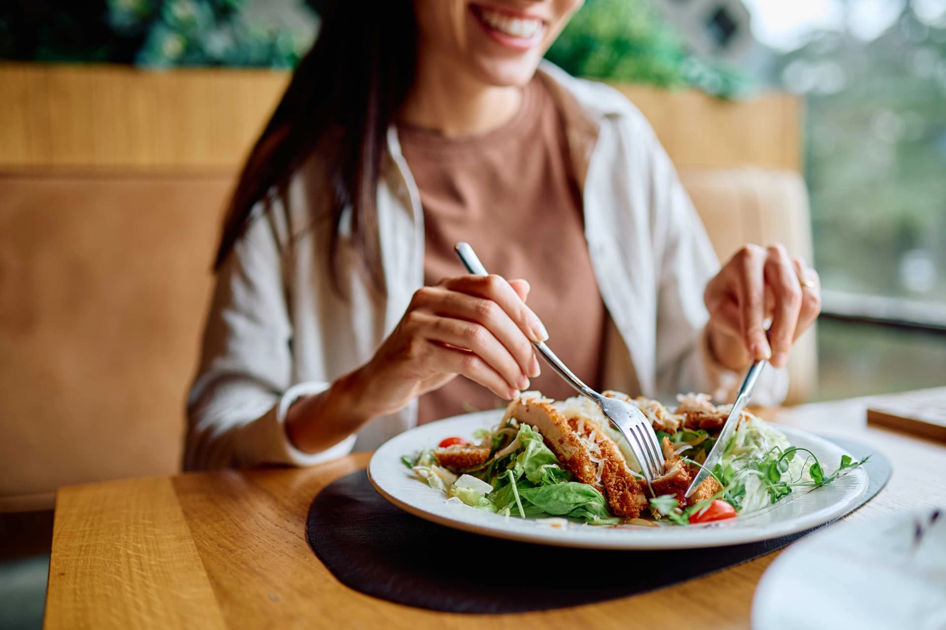Das Motiv zeigt einen Teller mit Salat und Hähnchen