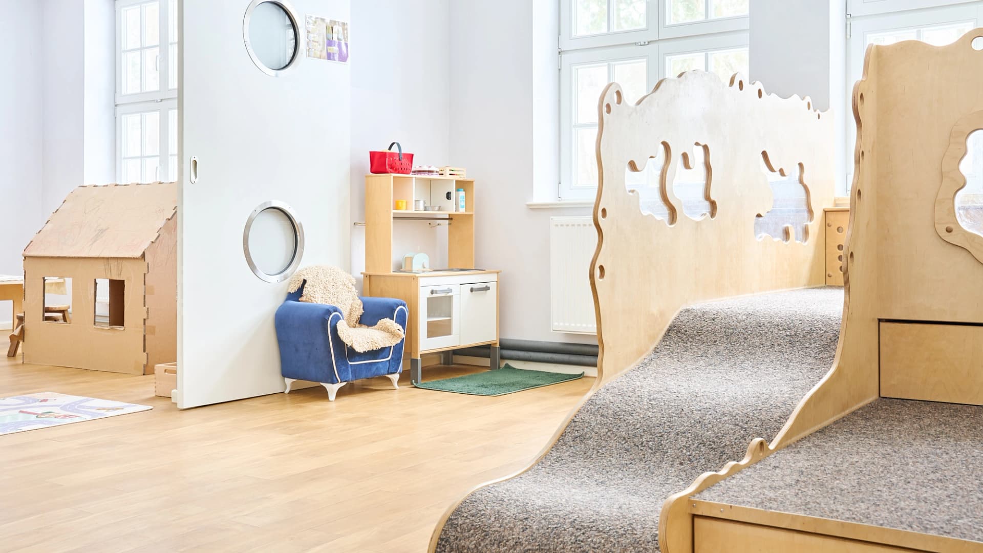 Bild: Gruppenraum der Kita Rissener Racker mit Funktionsecken und integrierter Hochebene